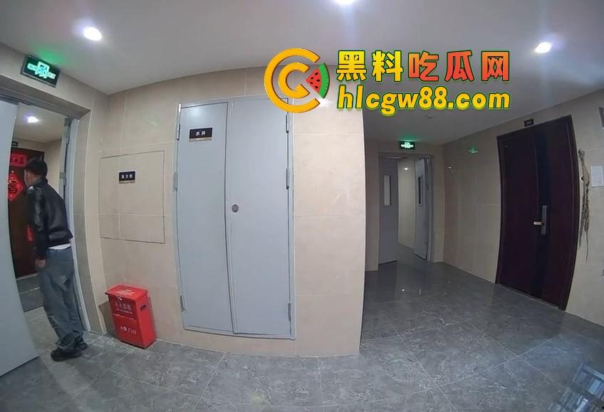 山东小区惊现饿疯贼娃子,大白天溜门撬锁,被发现撒腿就跑,半路还蹲阳台偷看,咋的?饿到不死心?