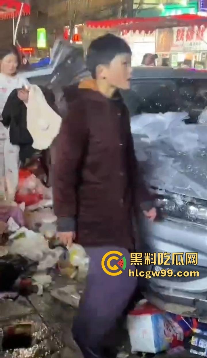 安徽亳州利辛县惊现马路杀神， 酒驾狠人凌晨狂飙，直接冲进小摊贩人群。孕妇当场被撞飞！