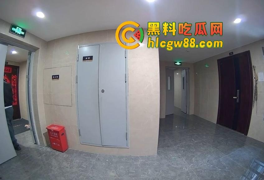 山东小区惊现饿疯贼娃子,大白天溜门撬锁,被发现撒腿就跑,半路还蹲阳台偷看,咋的?饿到不死心?