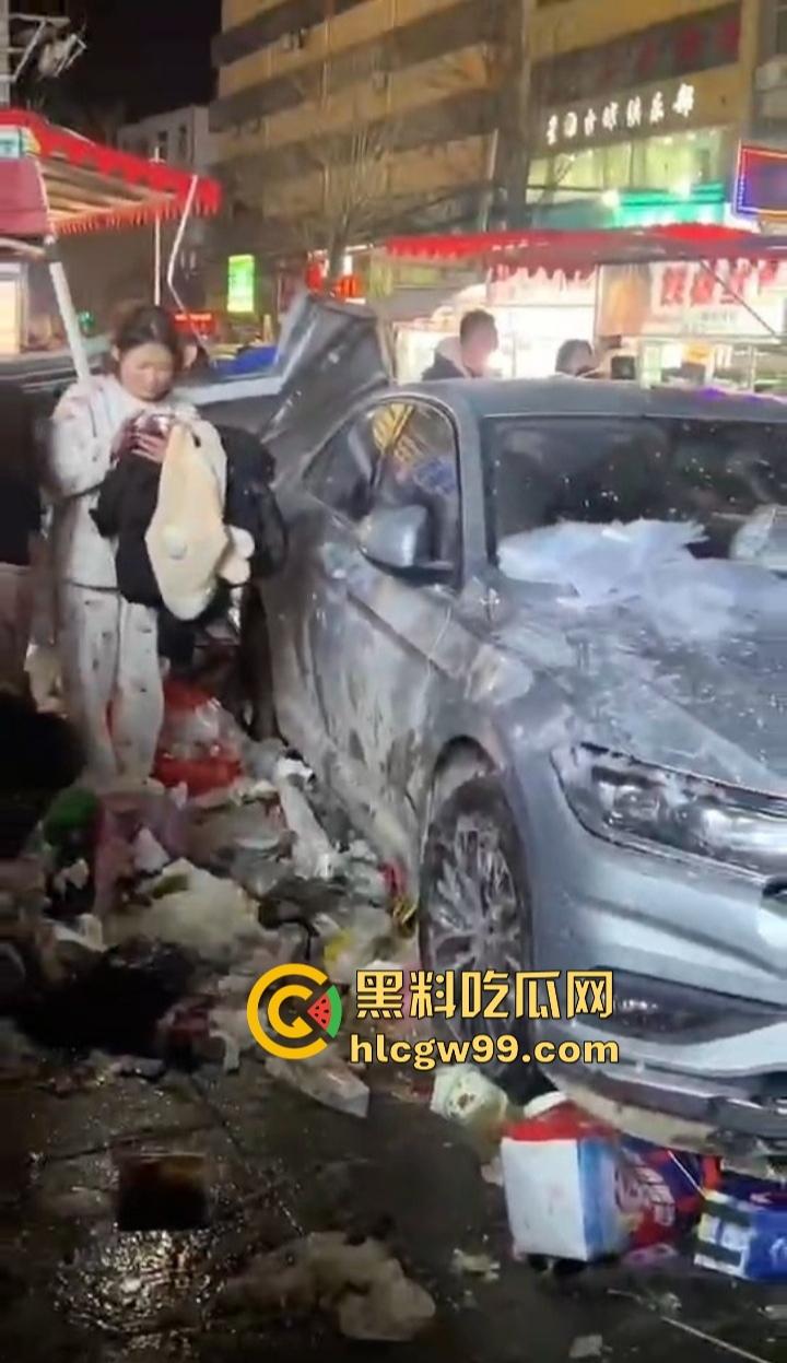 安徽亳州利辛县惊现马路杀神, 酒驾狠人凌晨狂飙,直接冲进小摊贩人群。孕妇当场被撞飞!