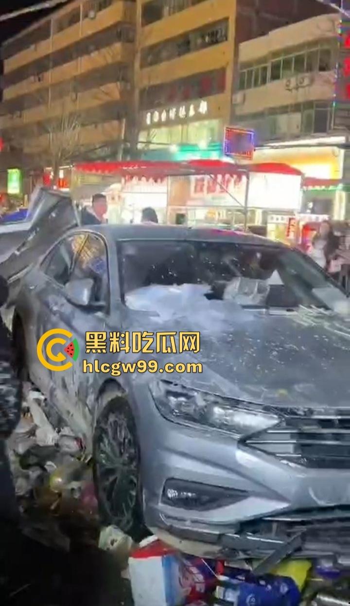 安徽亳州利辛县惊现马路杀神, 酒驾狠人凌晨狂飙,直接冲进小摊贩人群。孕妇当场被撞飞!