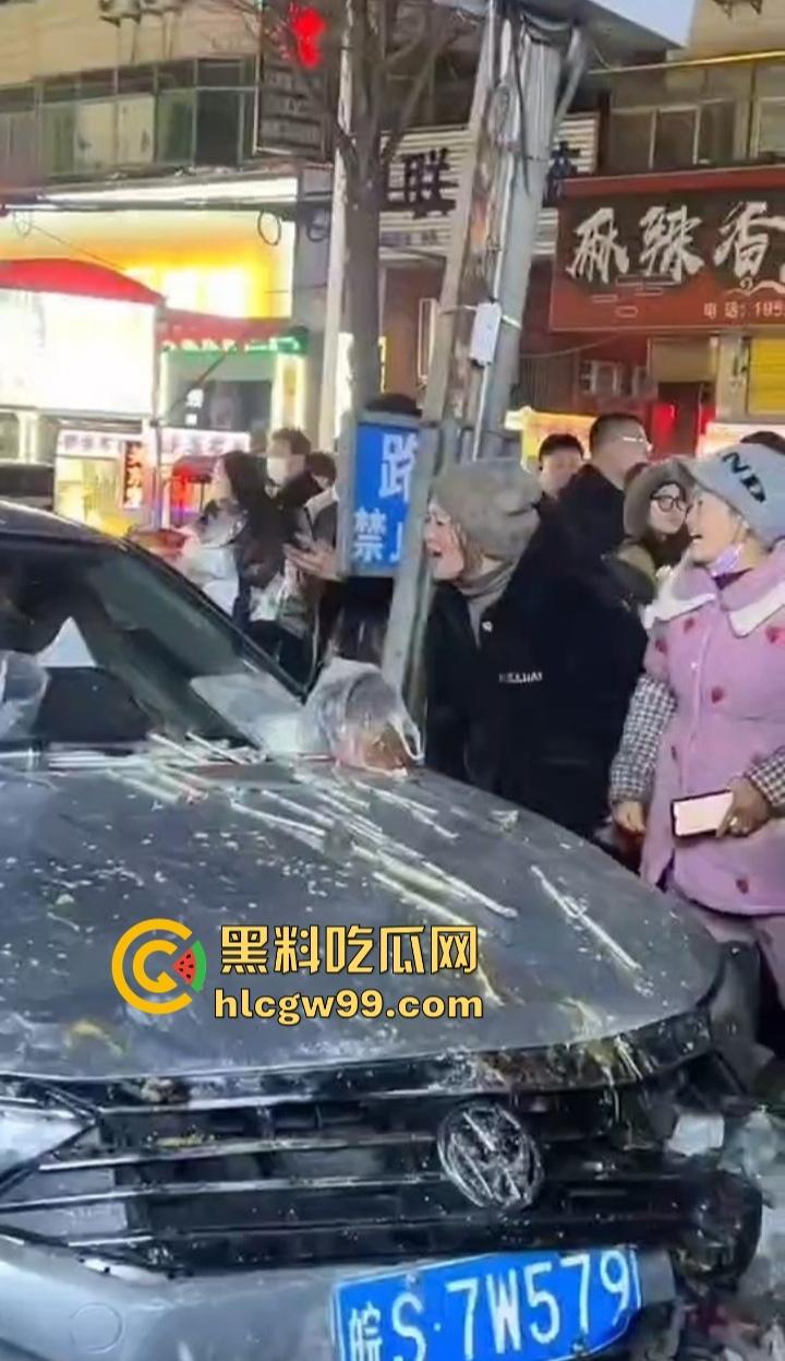 安徽亳州利辛县惊现马路杀神, 酒驾狠人凌晨狂飙,直接冲进小摊贩人群。孕妇当场被撞飞!