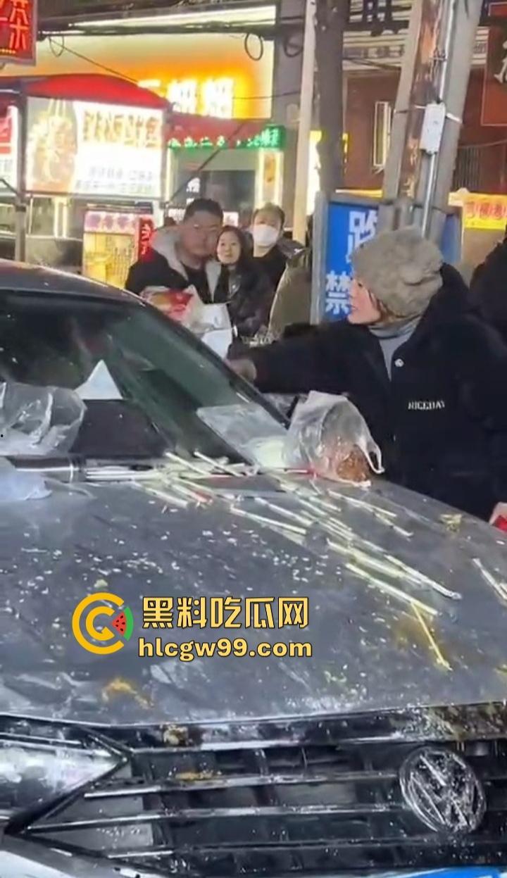 安徽亳州利辛县惊现马路杀神, 酒驾狠人凌晨狂飙,直接冲进小摊贩人群。孕妇当场被撞飞!