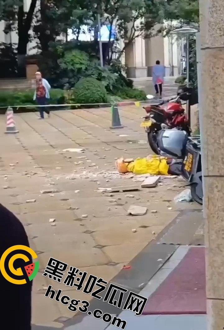 昆明海伦国际大风暴雨引发的悲剧！墙皮脱落砸伤外卖小哥，抢救无效心跳骤停！