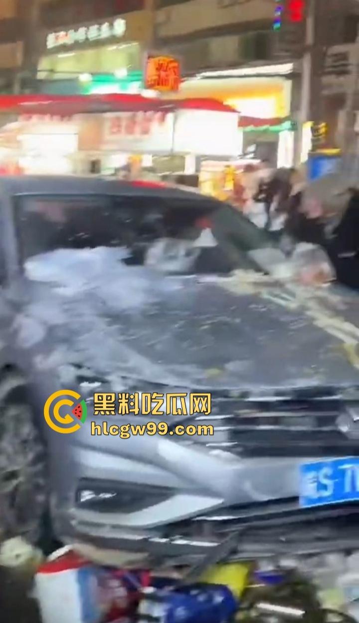 安徽亳州利辛县惊现马路杀神, 酒驾狠人凌晨狂飙,直接冲进小摊贩人群。孕妇当场被撞飞!