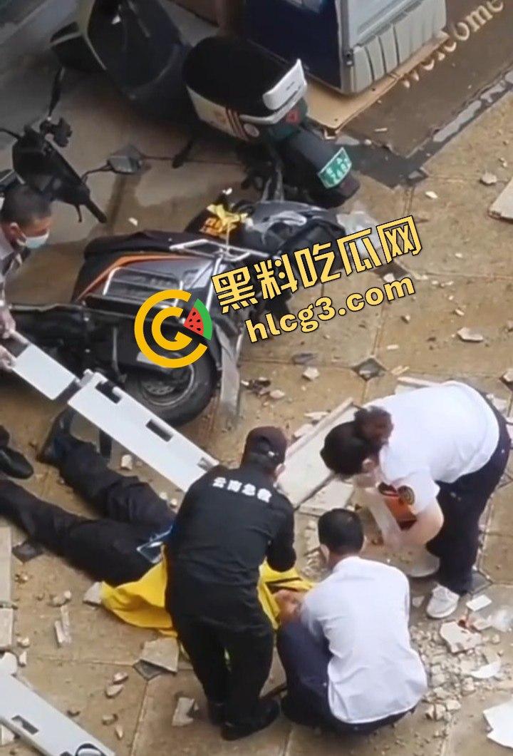昆明海伦国际大风暴雨引发的悲剧!墙皮脱落砸伤外卖小哥,抢救无效心跳骤停!