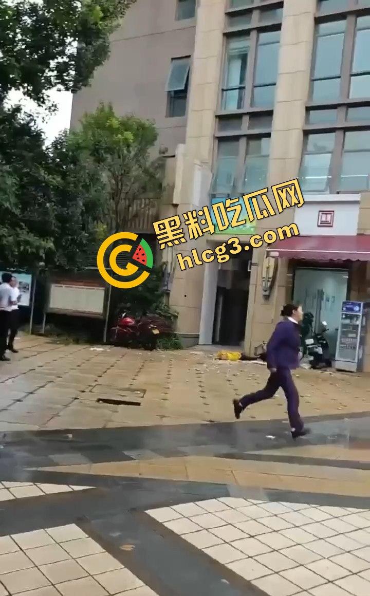 昆明海伦国际大风暴雨引发的悲剧!墙皮脱落砸伤外卖小哥,抢救无效心跳骤停!