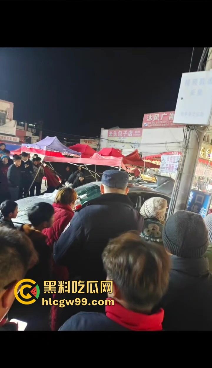 安徽亳州利辛县惊现马路杀神, 酒驾狠人凌晨狂飙,直接冲进小摊贩人群。孕妇当场被撞飞!