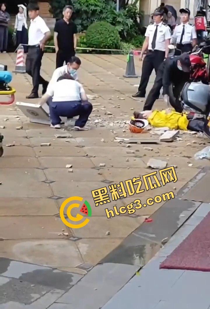 昆明海伦国际大风暴雨引发的悲剧!墙皮脱落砸伤外卖小哥,抢救无效心跳骤停!