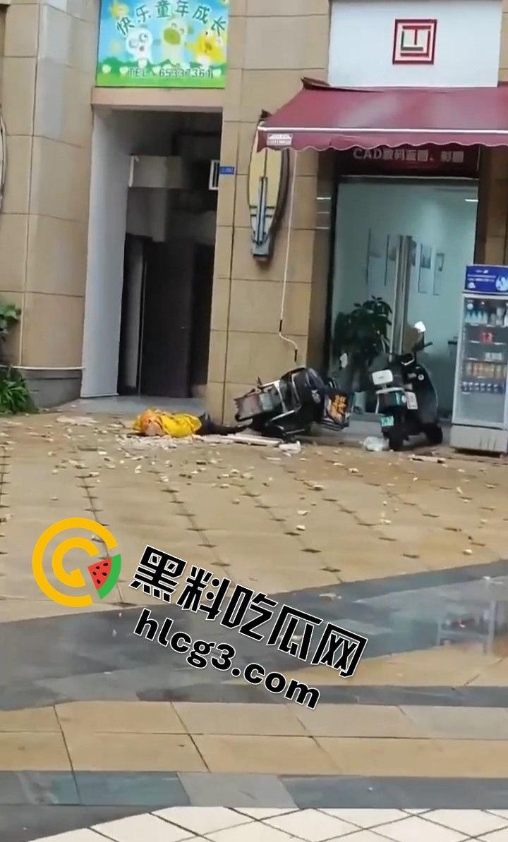 昆明海伦国际大风暴雨引发的悲剧!墙皮脱落砸伤外卖小哥,抢救无效心跳骤停!