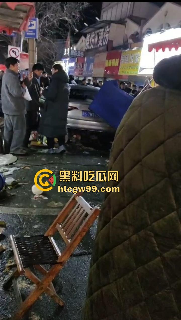 安徽亳州利辛县惊现马路杀神, 酒驾狠人凌晨狂飙,直接冲进小摊贩人群。孕妇当场被撞飞!