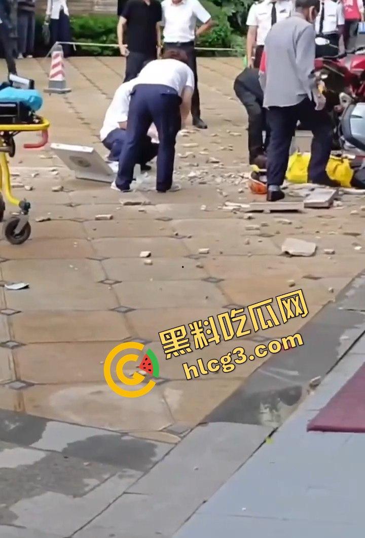 昆明海伦国际大风暴雨引发的悲剧!墙皮脱落砸伤外卖小哥,抢救无效心跳骤停!