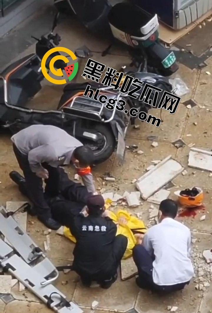 昆明海伦国际大风暴雨引发的悲剧!墙皮脱落砸伤外卖小哥,抢救无效心跳骤停!