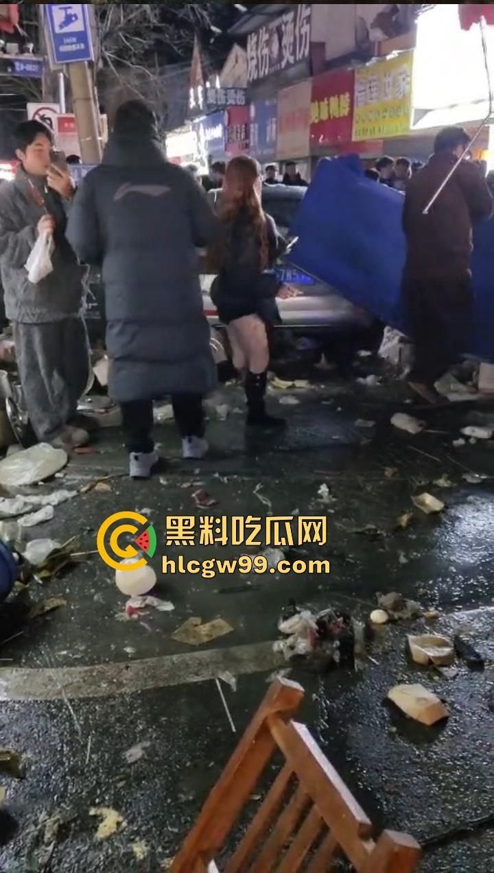安徽亳州利辛县惊现马路杀神, 酒驾狠人凌晨狂飙,直接冲进小摊贩人群。孕妇当场被撞飞!