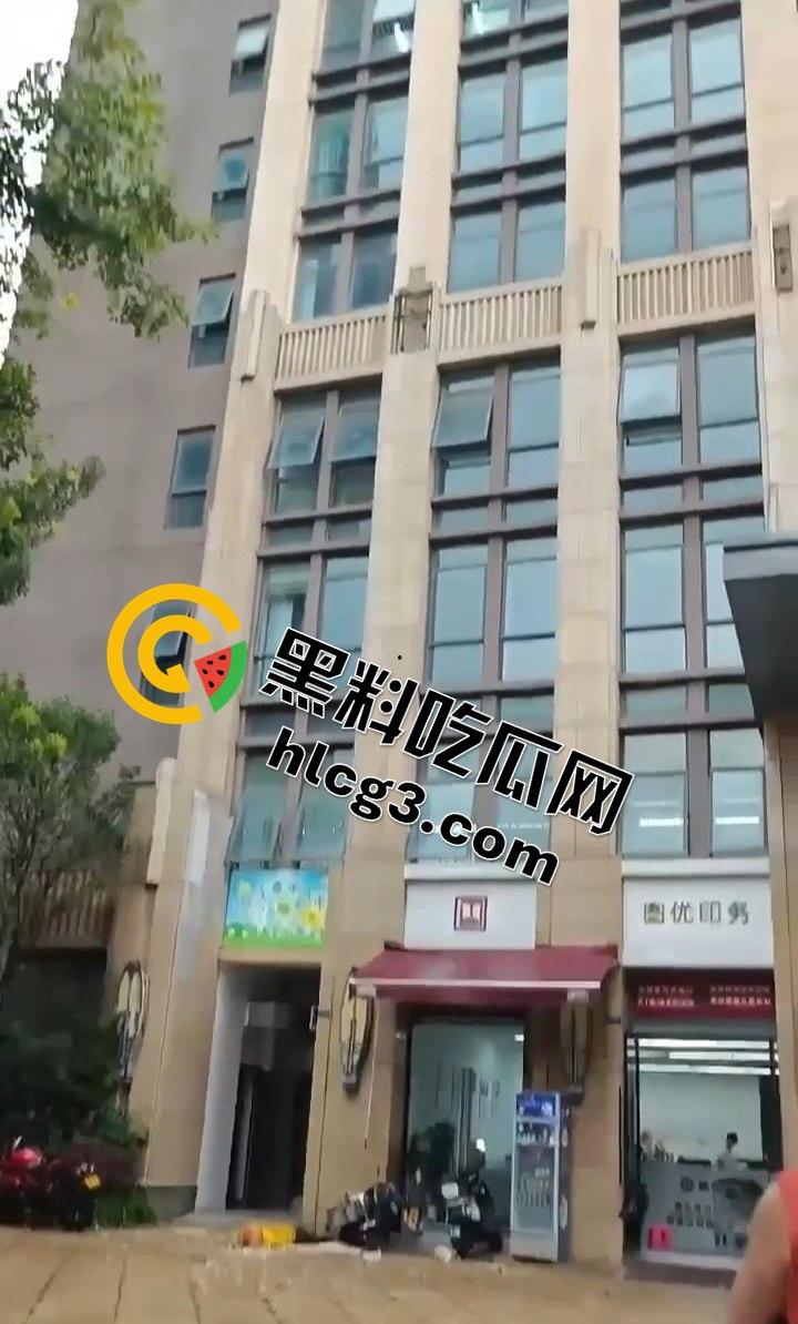 昆明海伦国际大风暴雨引发的悲剧!墙皮脱落砸伤外卖小哥,抢救无效心跳骤停!