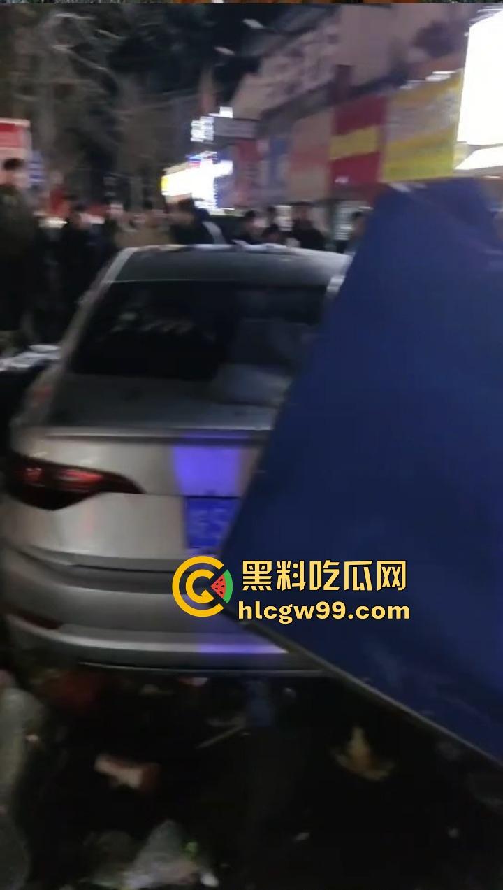 安徽亳州利辛县惊现马路杀神, 酒驾狠人凌晨狂飙,直接冲进小摊贩人群。孕妇当场被撞飞!