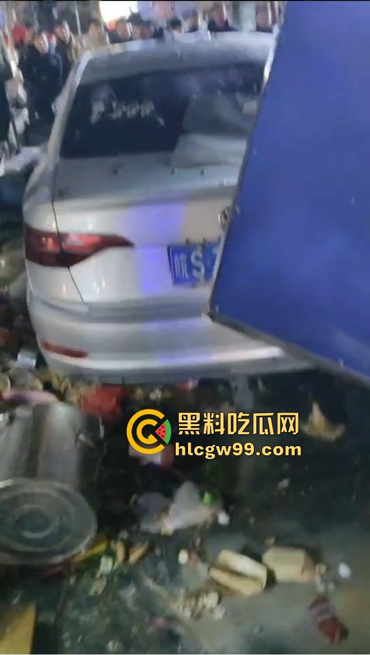 安徽亳州利辛县惊现马路杀神, 酒驾狠人凌晨狂飙,直接冲进小摊贩人群。孕妇当场被撞飞!