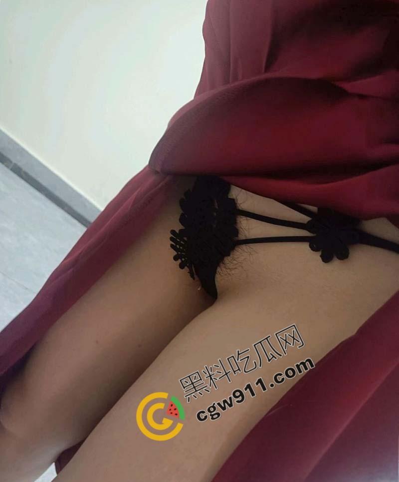 海角大神母子乱伦!骚妈过生日收到礼物后主动献身,趴桌撅臀迎合后入暴操!