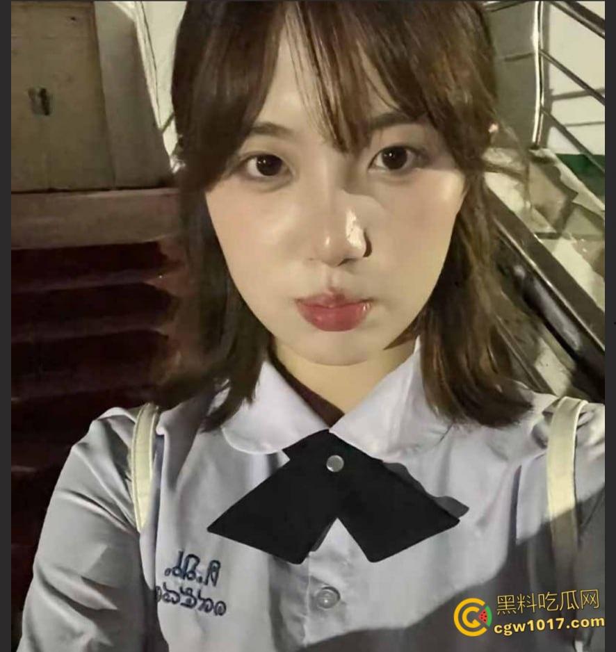 上海金融学院【刘敏】，露脸自拍惨遭前男友曝光，美乳骚逼嫩的如水，镜前跪地口交，蜜桃臀上位猛坐榨精！