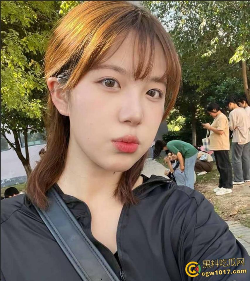 上海金融学院【刘敏】,露脸自拍惨遭前男友曝光,美乳骚逼嫩的如水,镜前跪地口交,蜜桃臀上位猛坐榨精!