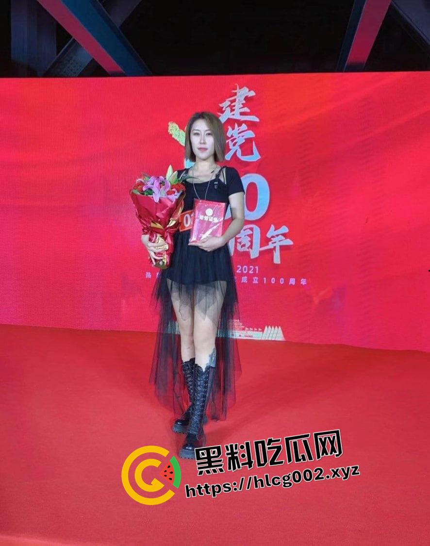 江苏党员少妇被领导潜规则 媚眼如丝的风骚少妇 两颗蛋蛋一起吸 这谁顶得住