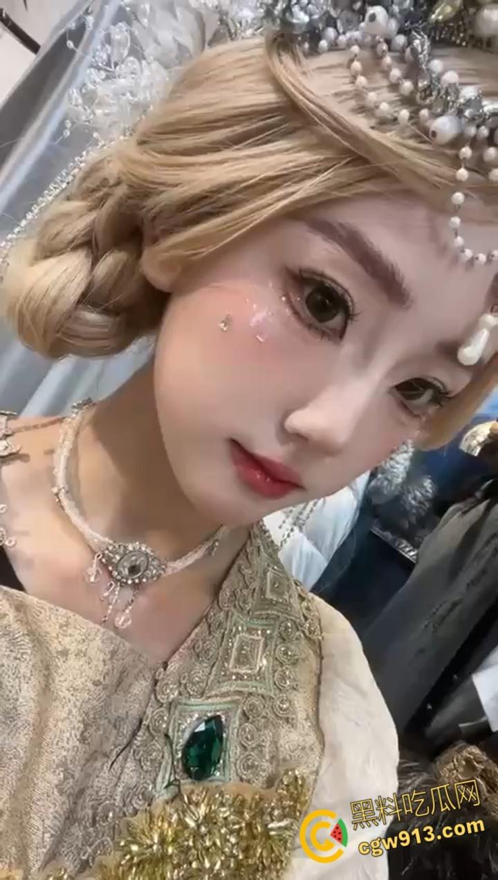 约炮极品嫩妹【朱雅】,背着男友夜店偷情寻欢,穿上情趣黑丝饥渴跪地求肉棒,颜射吞精精液覆盖全脸 !