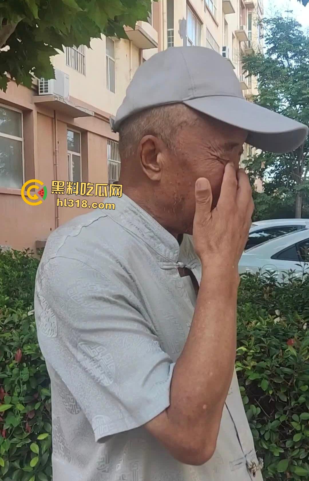 大爷人老但淫欲不老！成人用品店狂操玩偶，射完还要再战，柜上还有个玩偶看戏，心想不要过来啊！