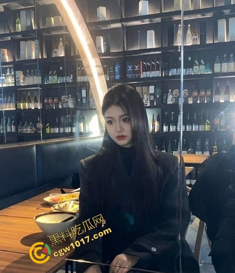 极品反差婊！乖学生变床上极品母狗，被校外土豪包养调教全程曝光，女神深喉吞巨舌，爆操高潮喷汁！