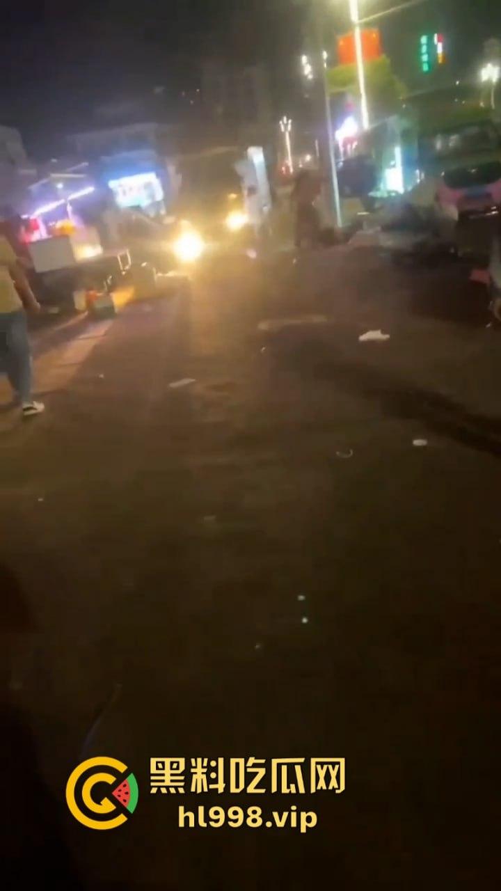 摆个摊你拼什么命啊? 广东女老板为争摊位被男子当街砍杀 视频曝光血腥砍头过程