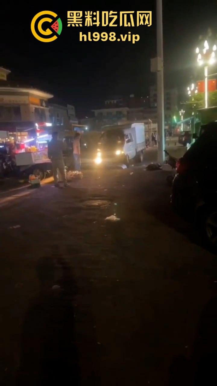 摆个摊你拼什么命啊? 广东女老板为争摊位被男子当街砍杀 视频曝光血腥砍头过程