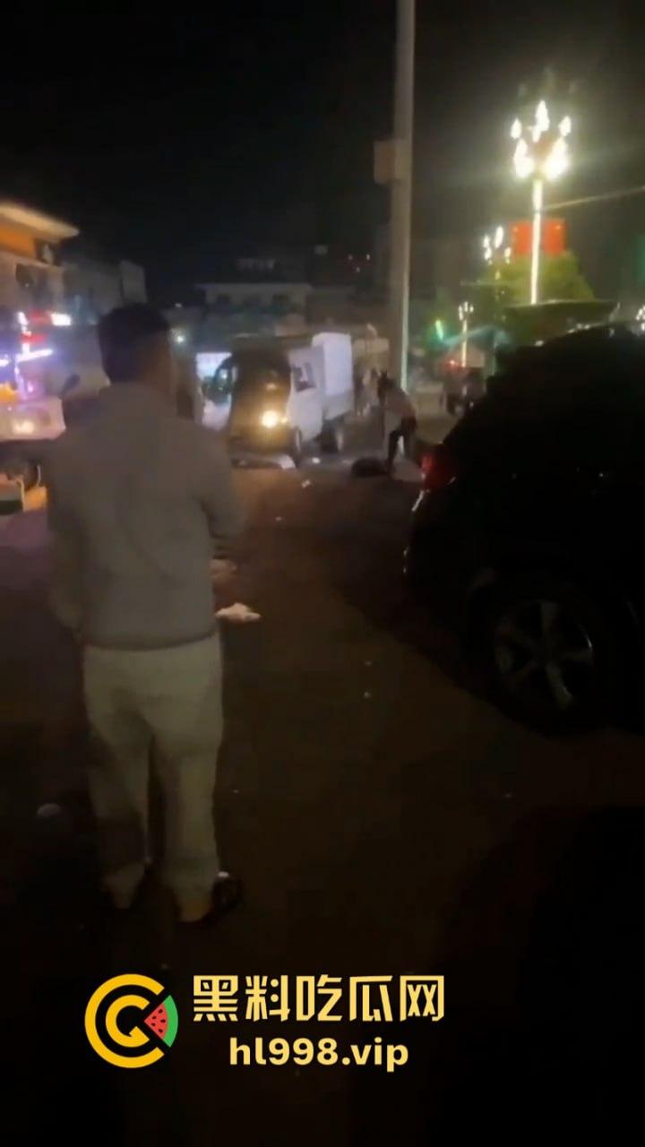 摆个摊你拼什么命啊? 广东女老板为争摊位被男子当街砍杀 视频曝光血腥砍头过程