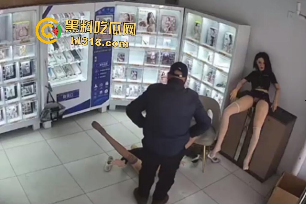 大爷人老但淫欲不老!成人用品店狂操玩偶,射完还要再战,柜上还有个玩偶看戏,心想不要过来啊!