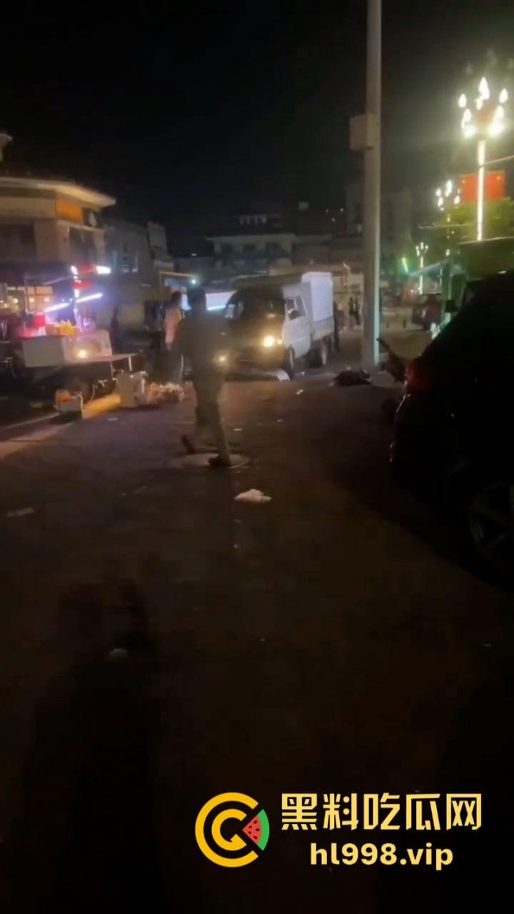摆个摊你拼什么命啊? 广东女老板为争摊位被男子当街砍杀 视频曝光血腥砍头过程