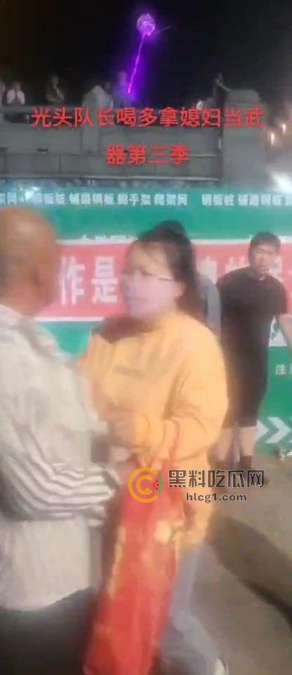 佳木斯江边保安醉酒闹事,欺负小孩还拿媳妇当挡箭牌,路人都在骂他娘!