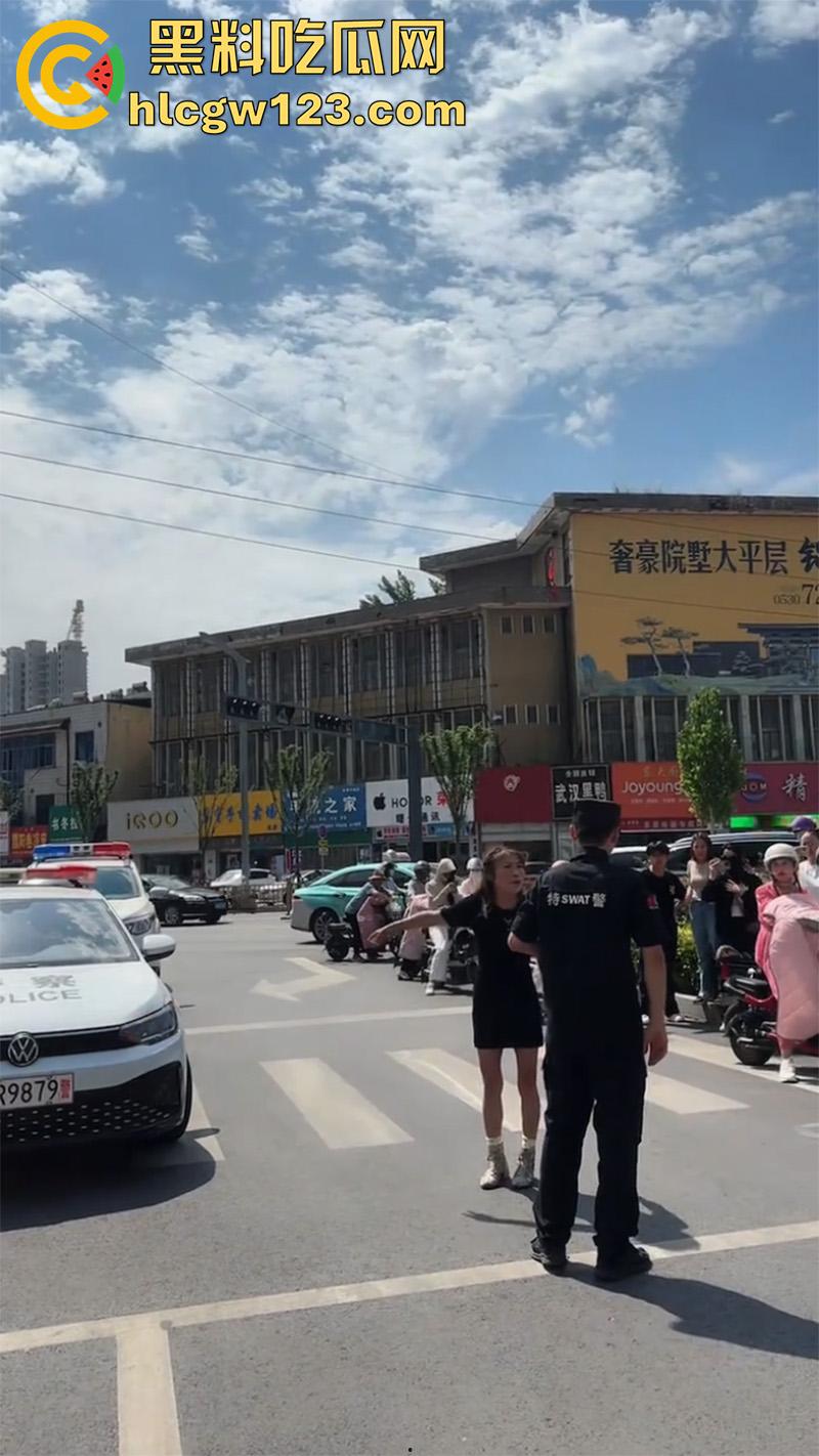 山东菏泽网红【玲玲宝贝】,因违停被贴罚单,爬上警车高声吼叫,拒不配合最终被强制带离现场!