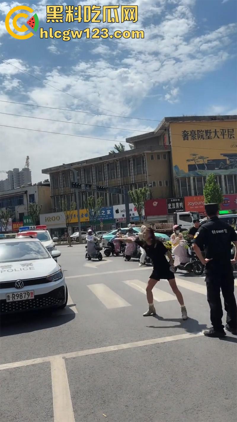 山东菏泽网红【玲玲宝贝】,因违停被贴罚单,爬上警车高声吼叫,拒不配合最终被强制带离现场!