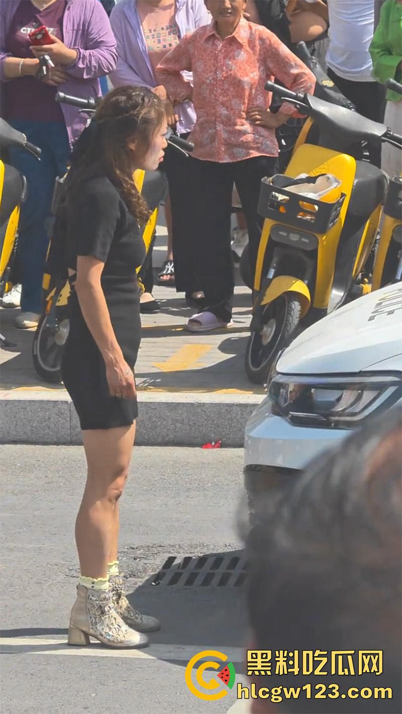 山东菏泽网红【玲玲宝贝】,因违停被贴罚单,爬上警车高声吼叫,拒不配合最终被强制带离现场!