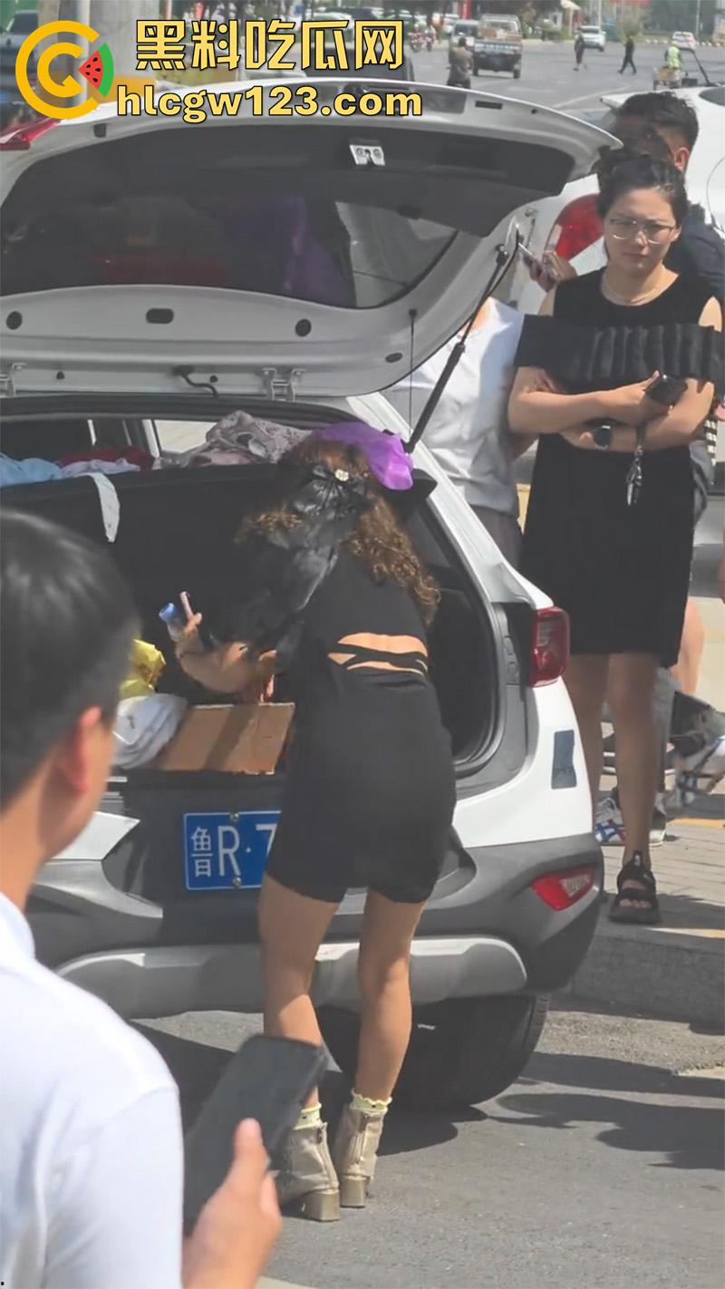 山东菏泽网红【玲玲宝贝】,因违停被贴罚单,爬上警车高声吼叫,拒不配合最终被强制带离现场!