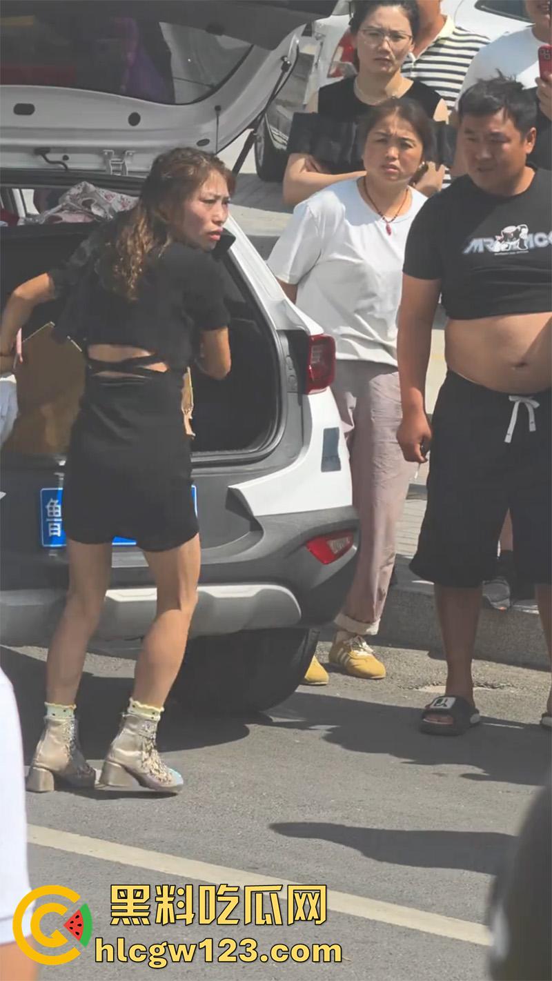 山东菏泽网红【玲玲宝贝】,因违停被贴罚单,爬上警车高声吼叫,拒不配合最终被强制带离现场!