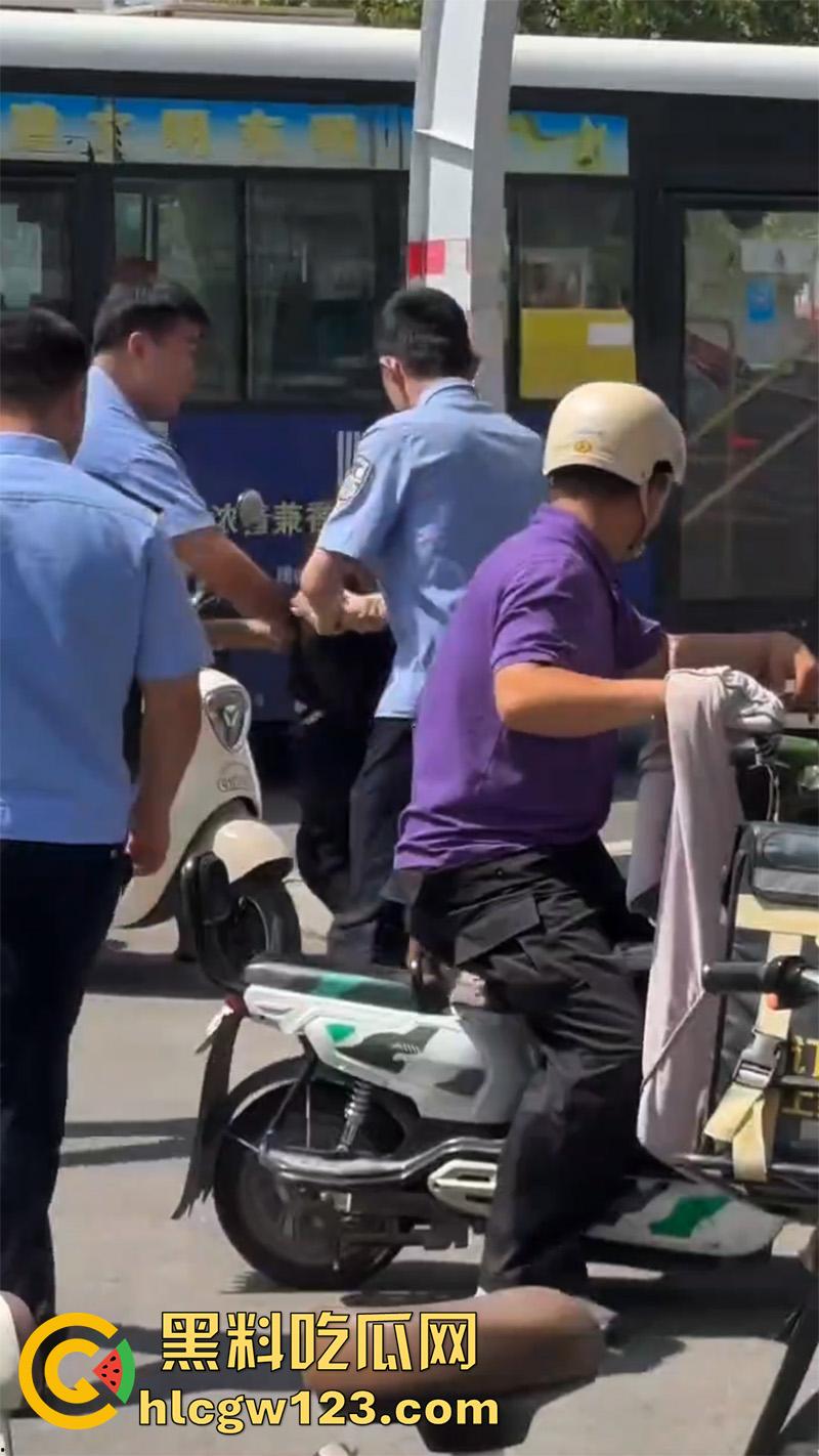 山东菏泽网红【玲玲宝贝】,因违停被贴罚单,爬上警车高声吼叫,拒不配合最终被强制带离现场!