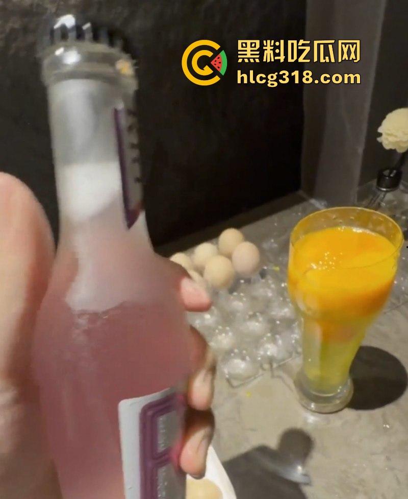 海角大神【会喷水亲姐姐】喝下最强壮阳秘方,把巨乳骚姐操到狂喷水,肉棒如铁棍般把逼干肿!