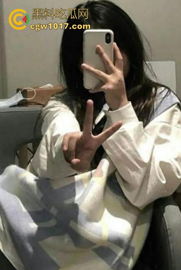 强上半夜在厨房找饭吃的女儿，大屌狠捅粉穴，翘臀高抬美腿夹紧粗壮肉棒撸动，高潮淫水狂喷！