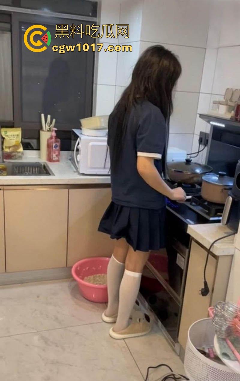 强上半夜在厨房找饭吃的女儿,大屌狠捅粉穴,翘臀高抬美腿夹紧粗壮肉棒撸动,高潮淫水狂喷!