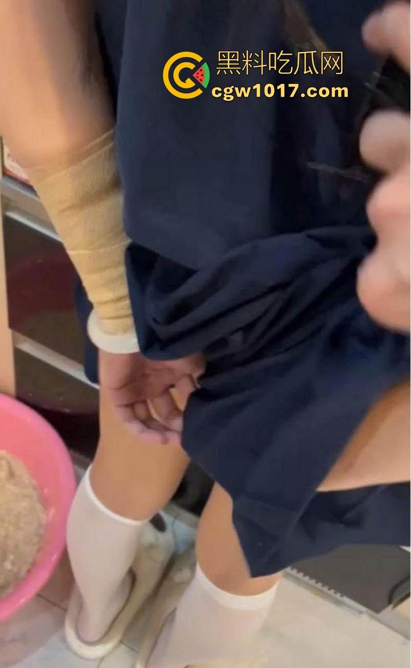 强上半夜在厨房找饭吃的女儿,大屌狠捅粉穴,翘臀高抬美腿夹紧粗壮肉棒撸动,高潮淫水狂喷!