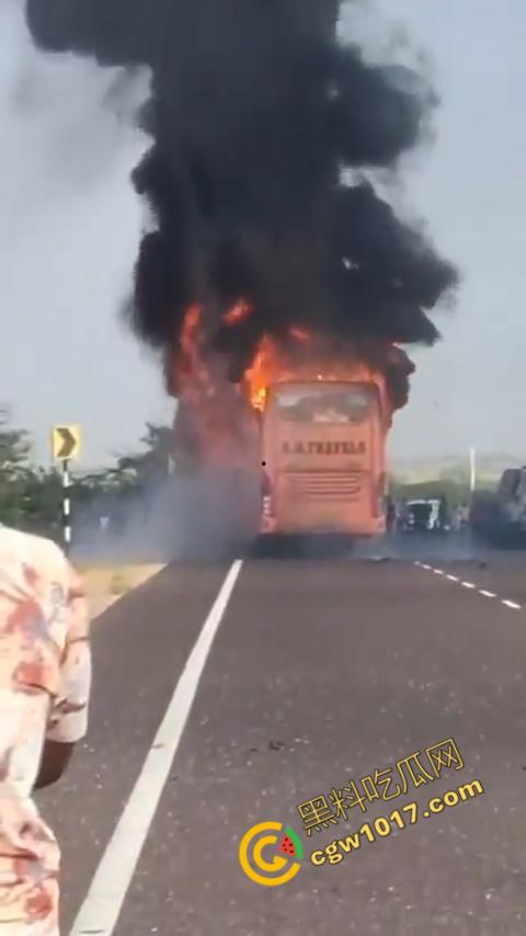 印度拉贾斯坦邦新购巴士惨烈失火,20人惨遭烈焰吞噬命丧黄泉,焦黑车厢隐隐哀嚎,车主凄凉新车梦碎