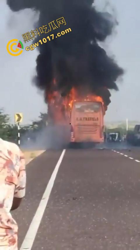 印度拉贾斯坦邦新购巴士惨烈失火,20人惨遭烈焰吞噬命丧黄泉,焦黑车厢隐隐哀嚎,车主凄凉新车梦碎