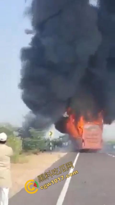 印度拉贾斯坦邦新购巴士惨烈失火,20人惨遭烈焰吞噬命丧黄泉,焦黑车厢隐隐哀嚎,车主凄凉新车梦碎