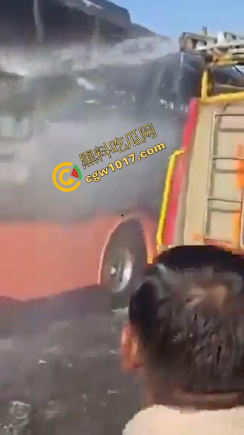 印度拉贾斯坦邦新购巴士惨烈失火,20人惨遭烈焰吞噬命丧黄泉,焦黑车厢隐隐哀嚎,车主凄凉新车梦碎