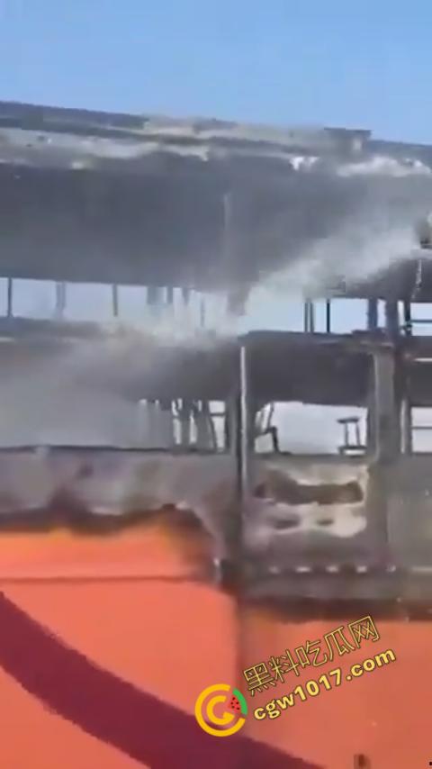 印度拉贾斯坦邦新购巴士惨烈失火,20人惨遭烈焰吞噬命丧黄泉,焦黑车厢隐隐哀嚎,车主凄凉新车梦碎