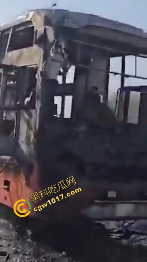 印度拉贾斯坦邦新购巴士惨烈失火,20人惨遭烈焰吞噬命丧黄泉,焦黑车厢隐隐哀嚎,车主凄凉新车梦碎